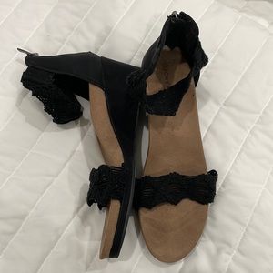 Lucky Brand size 9 1/2 wedge sandal